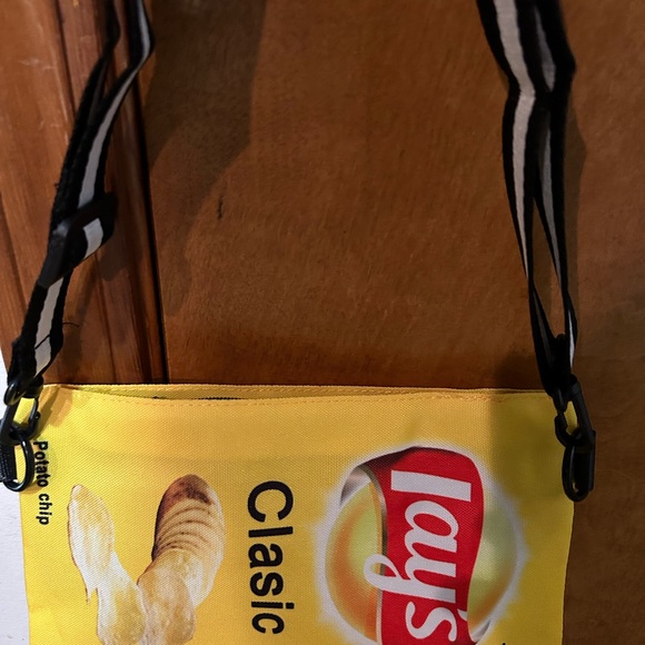 Lays potato chip crossover bag - Picture 3 of 5